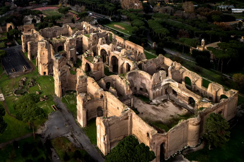 teoalpaslan's tweet photo. Roma, Caracalla Hamam kompleksi...

Roma tarihinin ikinci en büyük halk hamamıydı.
Aynı anda 1600, günde 6 bin kişi yıkanabilirdi.
25 dönüm alana inşa edilen hamam M.S.216'da hizmete girmiş ve 

100 dönüm alanda beş yıllık inşaatın ardından M.S. 217'de hizmete girdi.

Burada, "ayrım yapılmadan zengin ve fakirler" birlikte banyo yapabiliyordu. 

Günlük kapasitesi aynı anda 1600 ve toplamda 6 bin kişiydi. M.S. 517'de kapanmıştır.

Mimari yapısı, New York "Pennsylvania İstasyonu", "Chicago Union İstasyonu"  ve "Kanada Senato Binası" gibi modern dönem yapılarına  ilham kaynağı olmuştur.