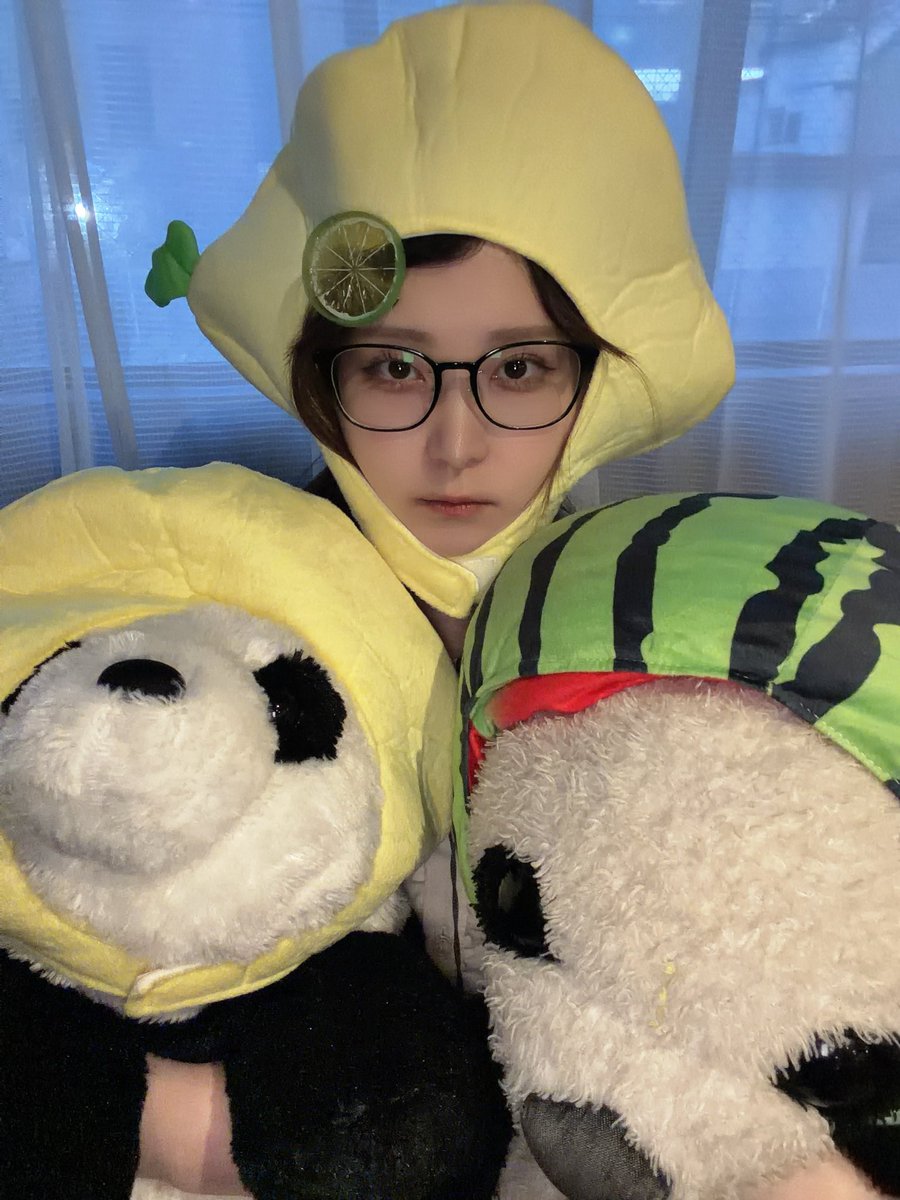 SmokersYuzuki's tweet photo. こんばんは、レモンの妖精です🍋

ねぇ知ってる？
今やってるイベント限定MIXのシーシャのレモンボトル&amp;チョコボトル、通常メニュー等のMIXに組み合わせられるんだよ🍋🍫
私は【光彩のヴェール】をレモンボトルで吸うのが好きです🍋
ぜひ試してみてネ✨🍋🍉

#メイド　#秋葉原　#シーシャ https://t.co/ldCnwjBEBV