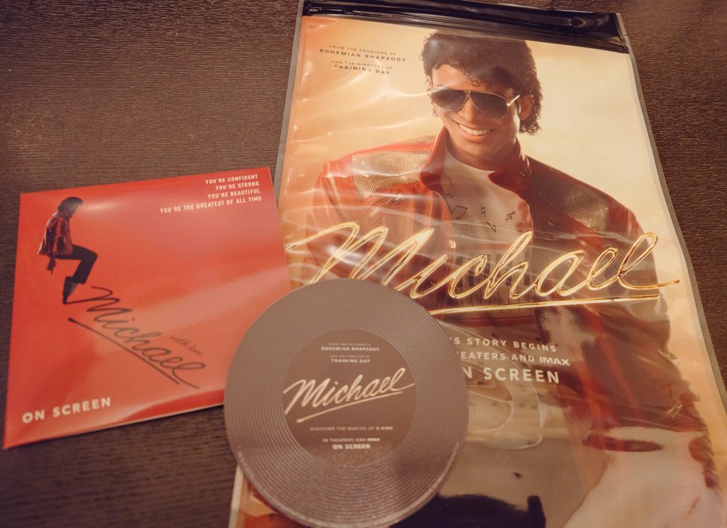 Ryusuke_Red5's tweet photo. 「マイケル」はポップコーンハットとバッグ、レコード風アクリルコースターも買ったのです。勢いって怖い。 https://t.co/vu6hyh2QH7