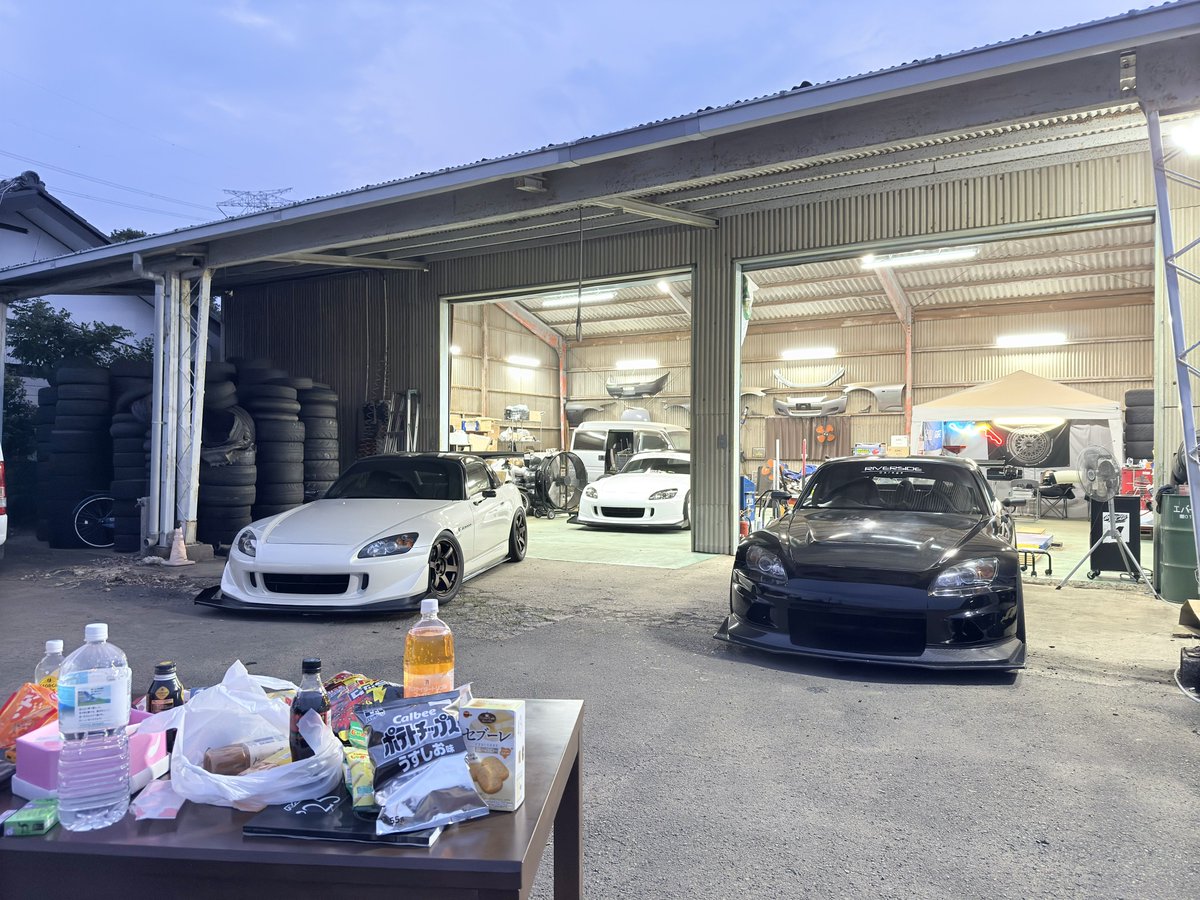 S2000_NSR_EK9's tweet photo. カッコいいS2000を眺めながらお菓子を食べる会をしてる🍘 https://t.co/QkhTigbTvH
