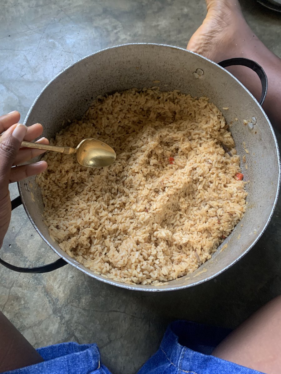 ossaivictor1_'s tweet photo. Sorry to interrupt your scrolling, 

Is this jollof rice or white rice? https://t.co/uZGw7sGAnA