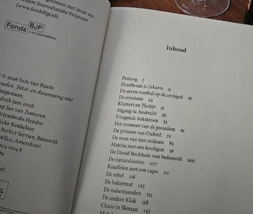 Xcompteutile's tweet photo. "Op reis door het grootste voetballand ter wereld"😮😮 sampe ada bukunya di eropa timnas gue https://t.co/i2IMSGkhu8
