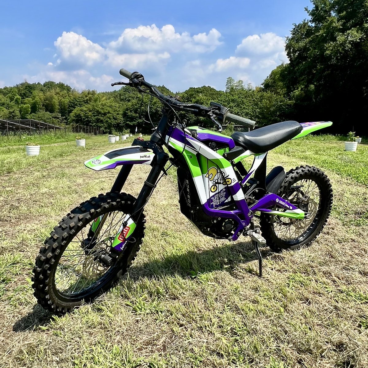 pikapika_ride's tweet photo. 【新レンタルマシン追加のお知らせ🏍️✨】

#Surron Hyper Beeに続き、Light Bee S もレンタルに仲間入りします🏍️✨

ヨツバモトからのステップアップにもおすすめの1台。

走行経験や体格を見ながら、安全にご案内させていただきます😊

グリーン×パープルのぴかぴかRide仕様、ぜひ見に来てください‼️ https://t.co/yUGJeEEzE7