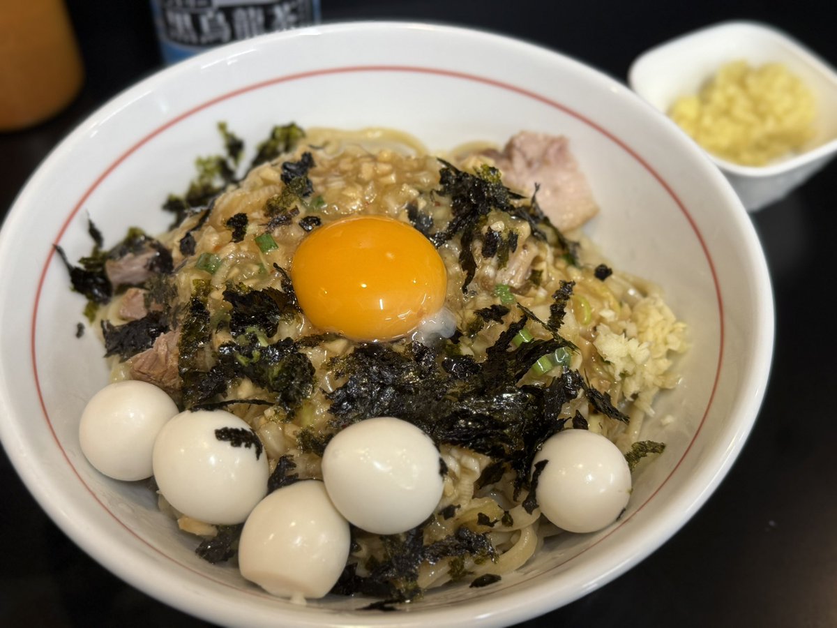 ddcarlbb's tweet photo. 限定『ねぎ塩TKM（温）』＋うずら＋しょうが

ねぎシリーズだと思ってた！
初食シリーズ。
葱は得意ではないけど、最近葱があった方が美味しく感じる事が増えたのと、ここ数年このねぎ塩が旨そうで旨そうで。
旨いー！
意外とあっさり目？
これはいける！
ご馳走様でした！

ハイパーファットン 
新羽 https://t.co/k8WFudCVzn