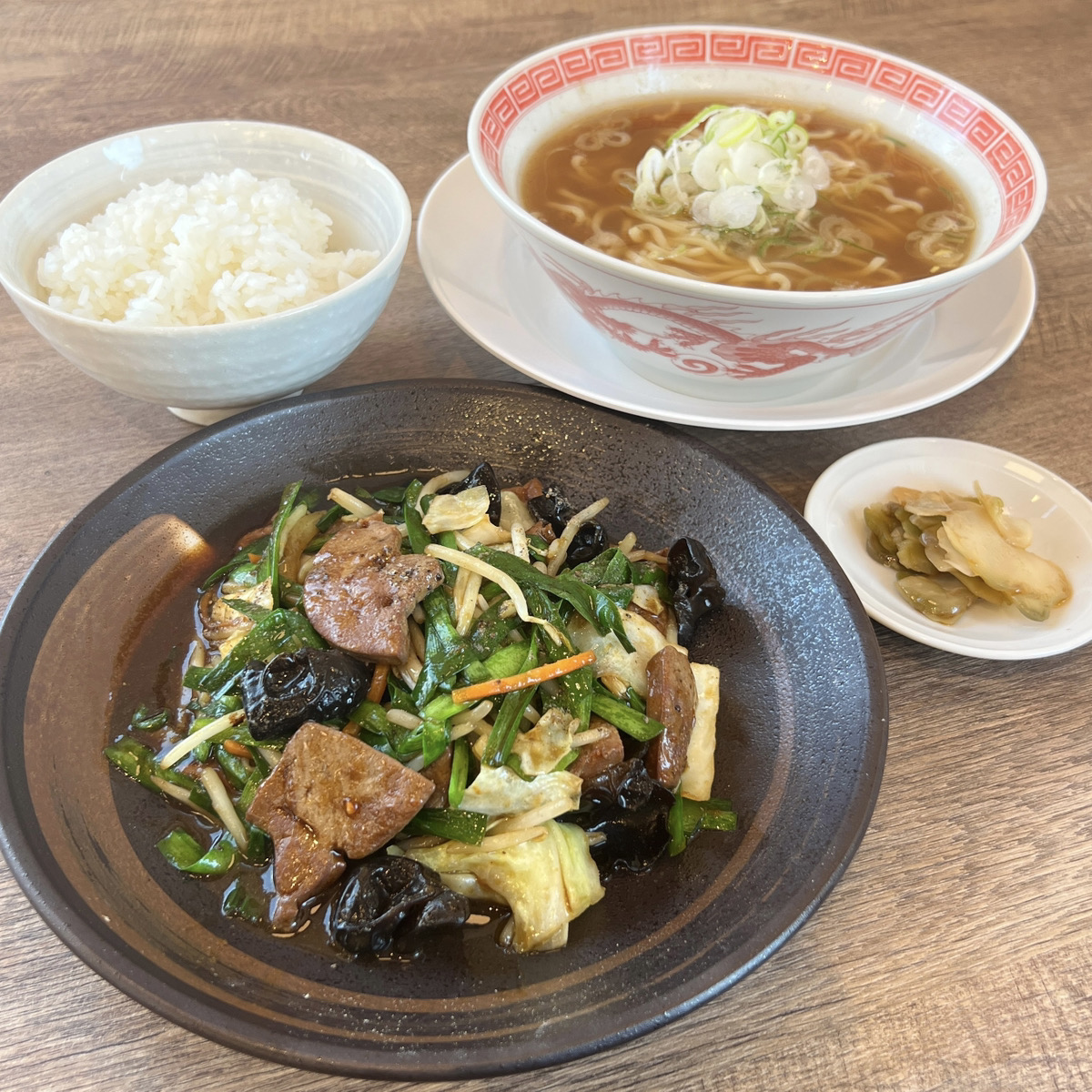 kourakuen_pr's tweet photo. 土曜日の夜は幸楽苑でスタミナチャージ！

15時から販売の
「レバニラ炒めセット（税込890円）」

国産豚レバーを甘めの醤油タレで炒め、ニンニクとゴマ油が香る自慢の一品。
さらに＋200円で餃子、＋290円でスープを素・らーめんに変更も可能です！今夜のディナーにぜひ。

#幸楽苑 #レバニラ炒め https://t.co/0dP3ksiEES