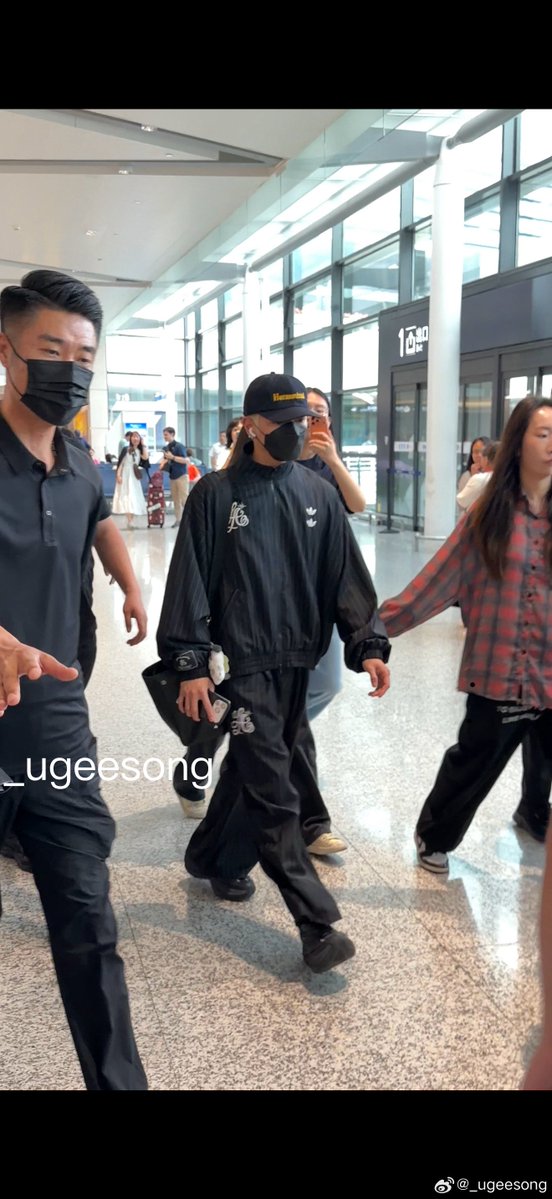 taeyongpictures's tweet photo. taeyong has safely arrived in china https://t.co/GPl434lYBn