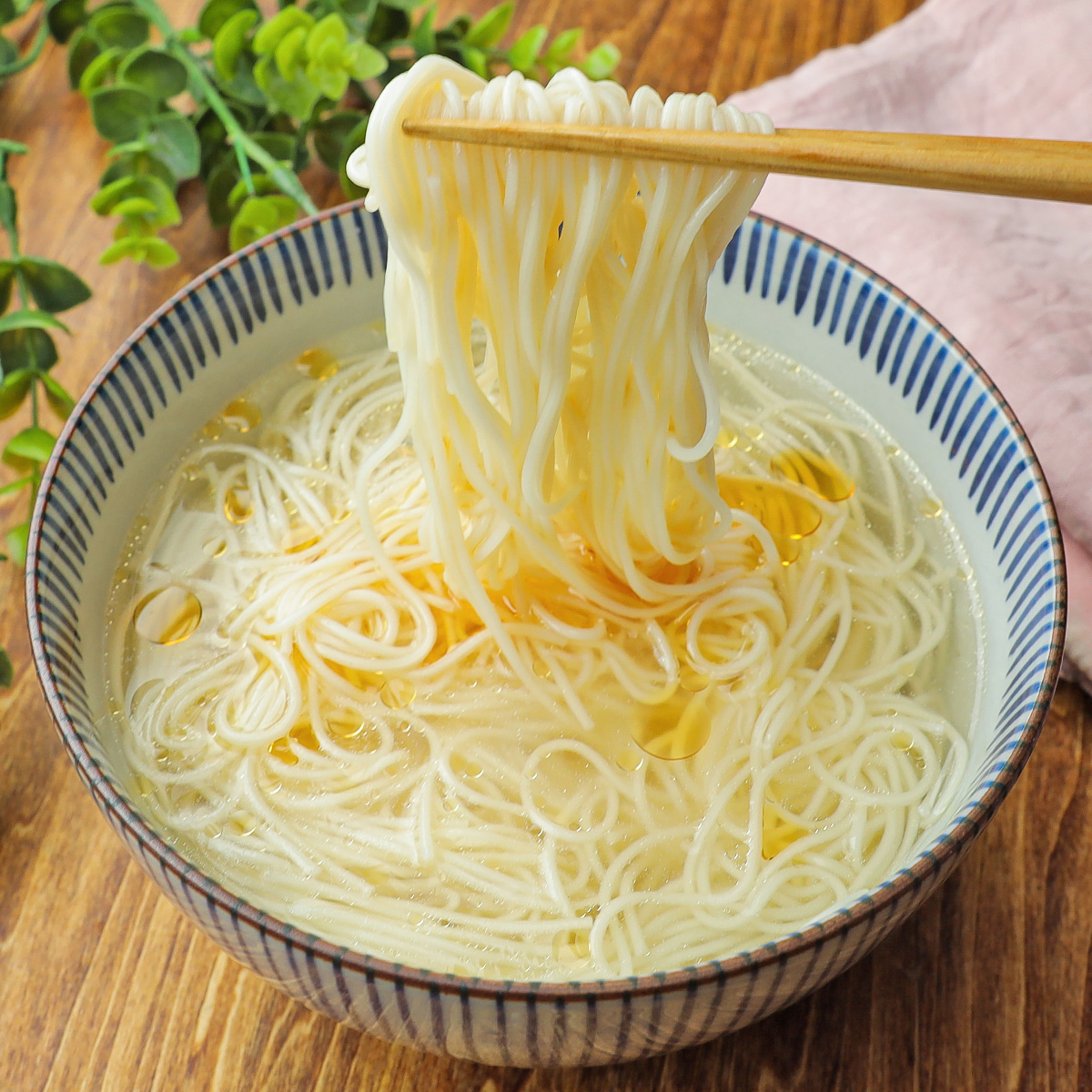 TastyJapan's tweet photo. 【そうめんゆでたら迷わず作って】めんつゆには戻れないかも⁉️つゆまで飲み干す無限そうめんアレンジ3選🍜

夏の食卓の救世主「そうめん」、めんつゆに飽きたらコレ👌
今回は、定番の食べ方を脱却する、ひと工夫で激ウマなそうめんアレンジレシピを3つご紹介します。
つゆまで飲み干したくなる絶品スープで、ツルツルと箸が止まらなくなりますよ😋

詳しくはリプ欄を見てね👇