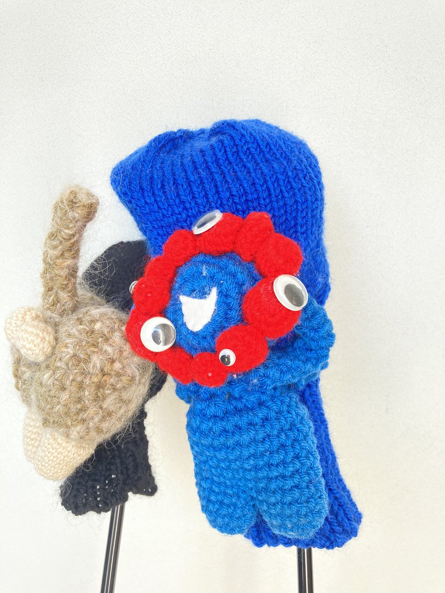 knitomo1's tweet photo. パパさんに頼まれた、ゴルフクラブのヘッドカバー。
ミャクミャクは、万博へ行く時に編んだあみぐるみを縫い付けた。
左のはニャンコのお尻🍑

あみぐるみを縫い付けるだけだと、重さでクルンと回ってしまう💦

#あみぐるみ　＃かぎ針編み
#ヘッドカバー https://t.co/17mzNN3vKa
