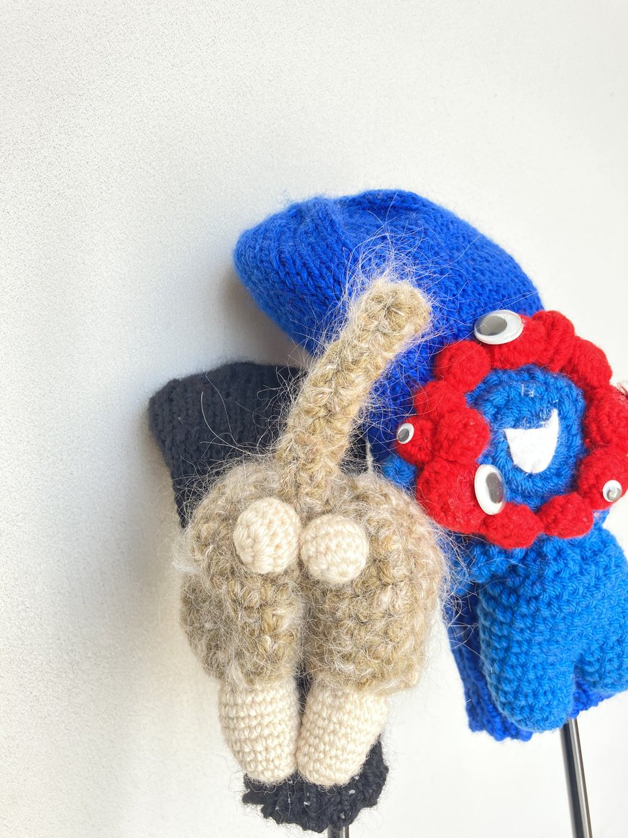 knitomo1's tweet photo. パパさんに頼まれた、ゴルフクラブのヘッドカバー。
ミャクミャクは、万博へ行く時に編んだあみぐるみを縫い付けた。
左のはニャンコのお尻🍑

あみぐるみを縫い付けるだけだと、重さでクルンと回ってしまう💦

#あみぐるみ　＃かぎ針編み
#ヘッドカバー https://t.co/17mzNN3vKa