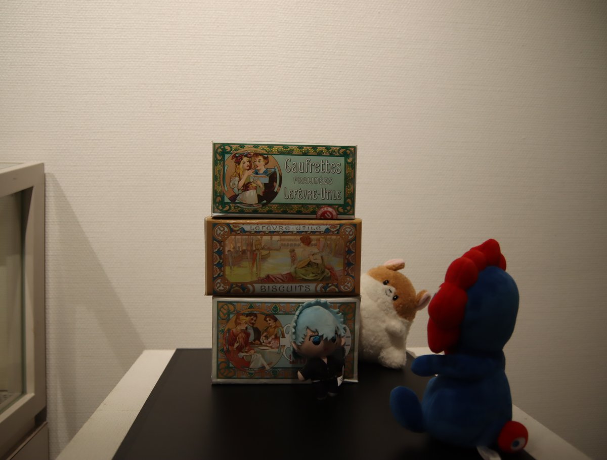 SakaiMuchaKan's tweet photo. 本日の #ぬいぐるみお泊まり会 の様子その２。
今回の展示でミュシャが描いたビスケットの箱のレプリカがありますが...
実はこのLUのビスケットは現代のフランスでもスーパーで売っており、親しまれています。ぬいぐるみたちにはおやつとして味わってもらいました🍪 https://t.co/V1JWC9WyW9
