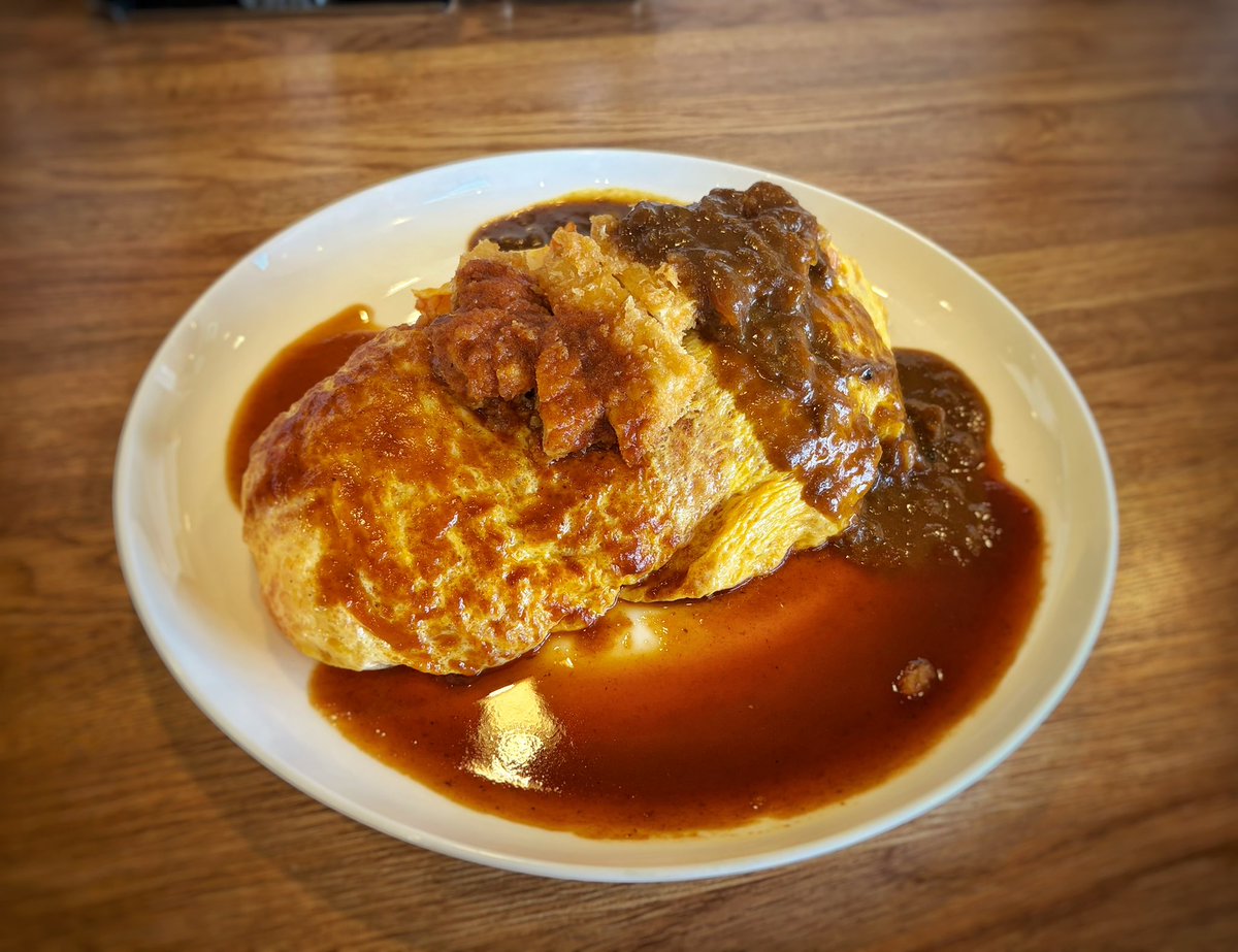 bugbugbugzy's tweet photo. ランチはレストランカリブさんにて、日替りのポークカツオンザオムライス大盛。ポークカツの乗って、デミとカレーが掛かってる贅沢メニュー。デミもカレーも絶品だから嬉し過ぎる。 https://t.co/T1k8QOgiKK