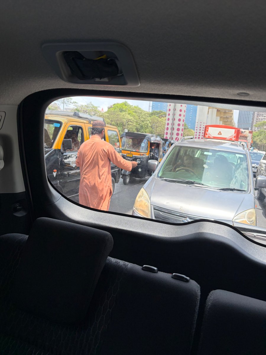 Simplelife04051's tweet photo. @MumbaiPolice Dear Sir, possible Bangladeshi roaming at JVLR Tagore Link junction. This person is possibly trying to steel. https://t.co/qrbR0tWrv3