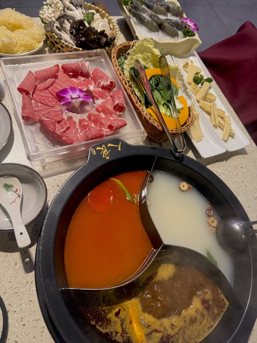 rot_9259's tweet photo. 하이디라오 웨이팅 너무 길어서 새로운 훠궈집을 발굴해보자! 하고 온 곳이 ㄹㅇ개존맛이었던 사건......🥹 https://t.co/VjvascALmB