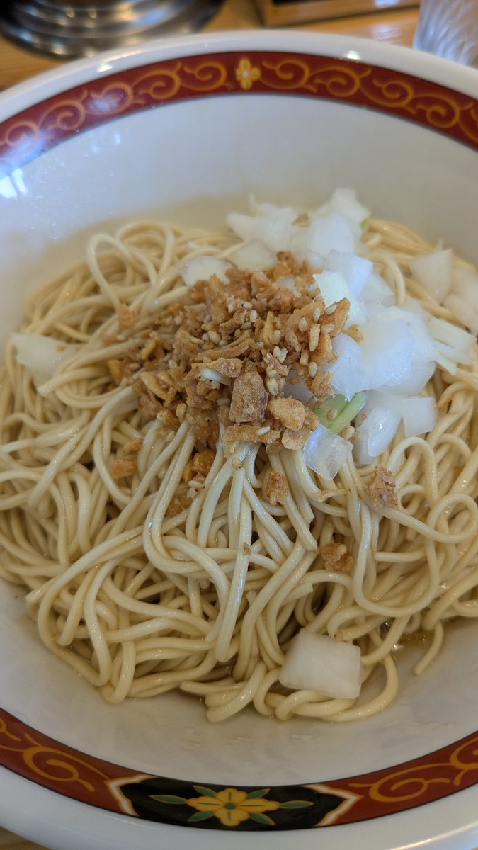 wolf_lonely's tweet photo. 週末しか営業してないから行くのか？？
ちゃうねん、好きだから行くのだ🤩
#天童製麺 油そば小200g＋和え玉＋etc
(🧄チップ持参)
お向かいさん今期初出店？「紅王」登場😍
その後「よってけポポラ」さんで
紅王購入。。。一箱7,500円じゃ
実家へ送るの躊躇してしまった😅
なので自分用にだけ😂 https://t.co/h26Vt3SsJI