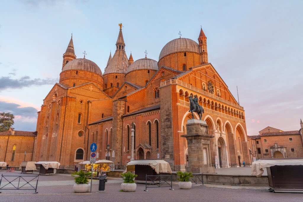 MarcHillman2024's tweet photo. #Ephemeride 

Le 13 juin, nous célébrons la fête de Saint-Antoine de Padoue, une ville italienne célèbre pour son dicton : 

« Une de Padoue, dix de retrouvées ! »