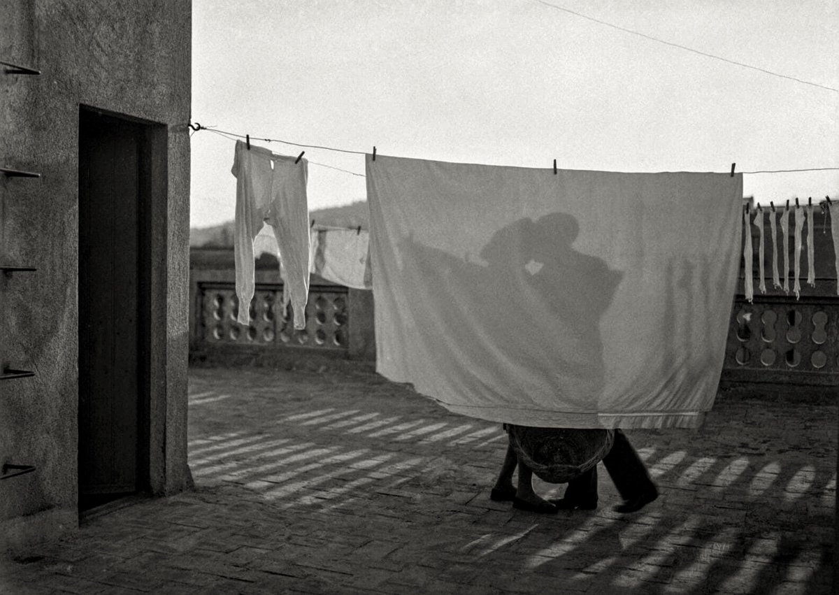 _Henk_Heijmans's tweet photo. The kiss, Spain, ca. 1930 - by Antoni Arissa (1900 - 1980), Spanish https://t.co/nFrBla4soV