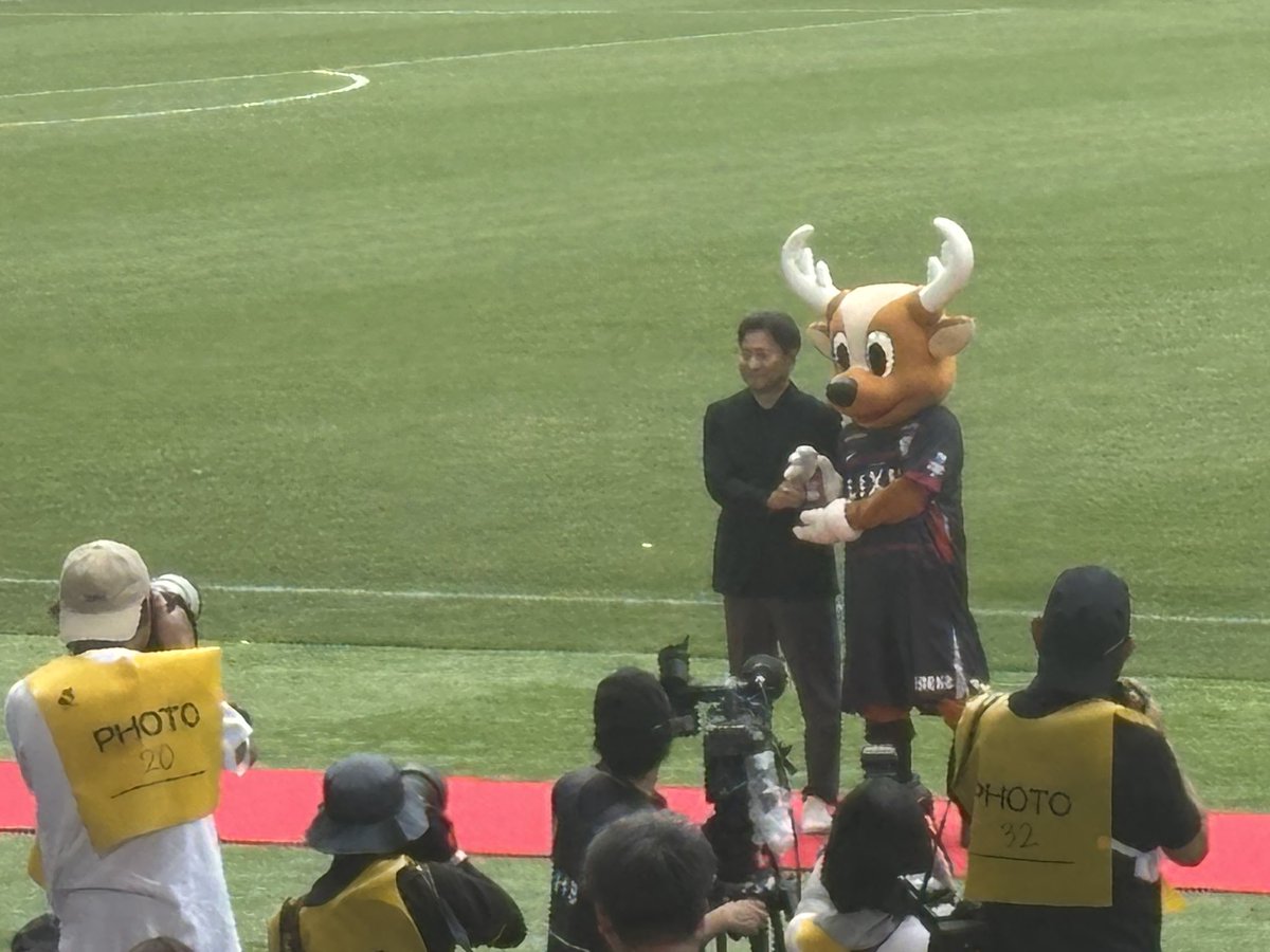 yakkun0917's tweet photo. 早川の代わりにシカオが受賞。笑
#Jリーグオールスター https://t.co/Wmuqj8Gkpn