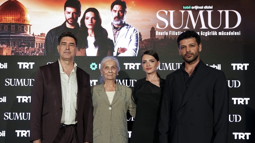 aakultursanat's tweet photo. 🎬 tabii'nin yeni orijinal dizisi "Sumud", tüm bölümleriyle bugün izleyicilerle buluşuyor 

🩺 Aksiyon ve dram türündeki yapım, Filistinli bir baba ve Türk bir annenin kızı olan genç bir doktorun kendini ve geçmişini keşfetme hikayesini anlatıyor

🎥Dizinin başrollerinde Burak Hakkı, Şifanur Gül ve Emre Kıvılcım yer alıyor https://t.co/hSIadv6wXZ