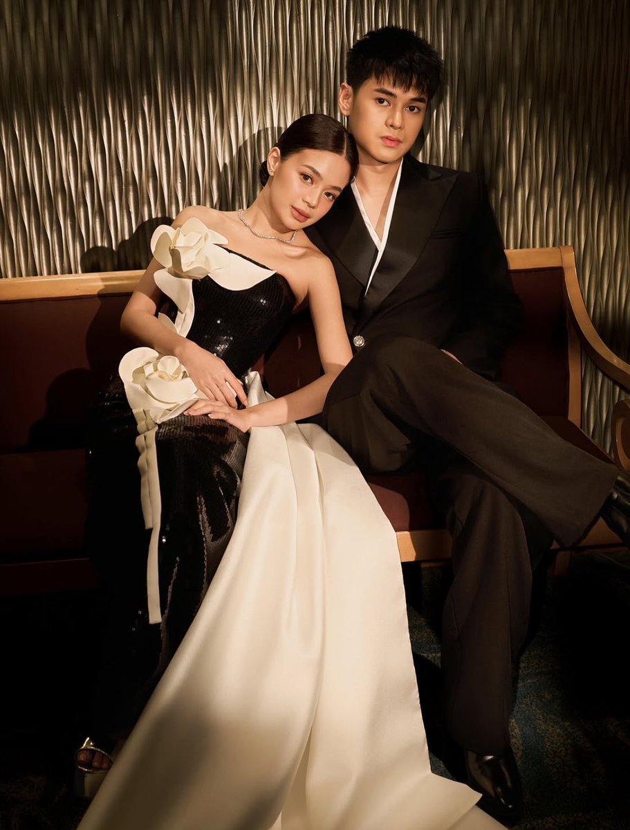 dstnchrls's tweet photo. whoever saw the fvcking vision for their looks last night i hope your both sides of the pilow are cold 🙂‍↔️ https://t.co/pln7Ud5yb1
