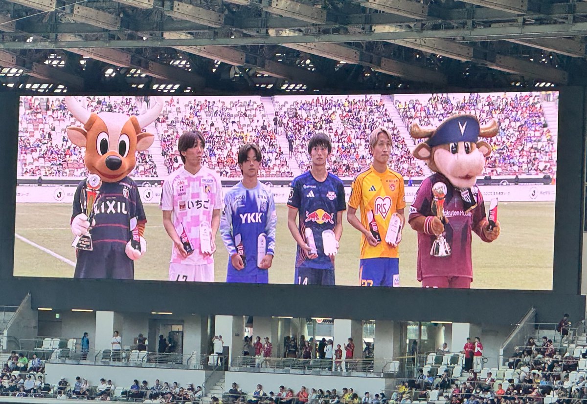 Idumimuraba's tweet photo. ベストプレーヤー賞🏆
ベガルタ仙台・岩渕弘人選手
「このような賞に選んで頂きありがとうございます。チームを代表し皆さんのおかげで受賞できました。この勢いのまま、来季J1昇格したいと思います。本日はありがとうございました」
おめでとうございます✨🥇誇り
#vegalta https://t.co/EWCemE9T8L
