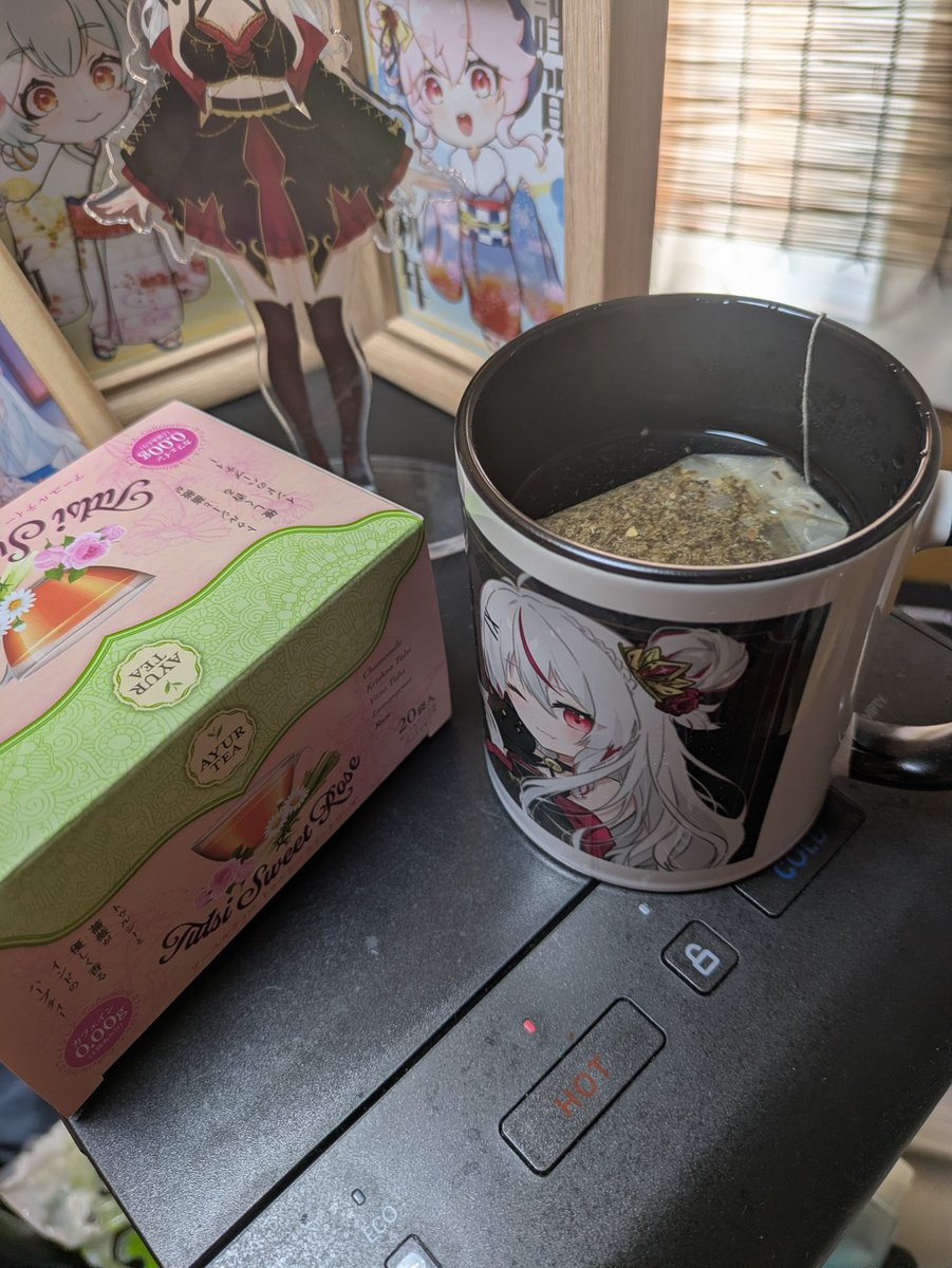 ThPepepo's tweet photo. @_AkabmiSetuna 
1周年マグカップに業務スーパーで買った紅茶を入れてみたのじゃ
バラの香りが結構いい感じ https://t.co/dVapUcYYIj