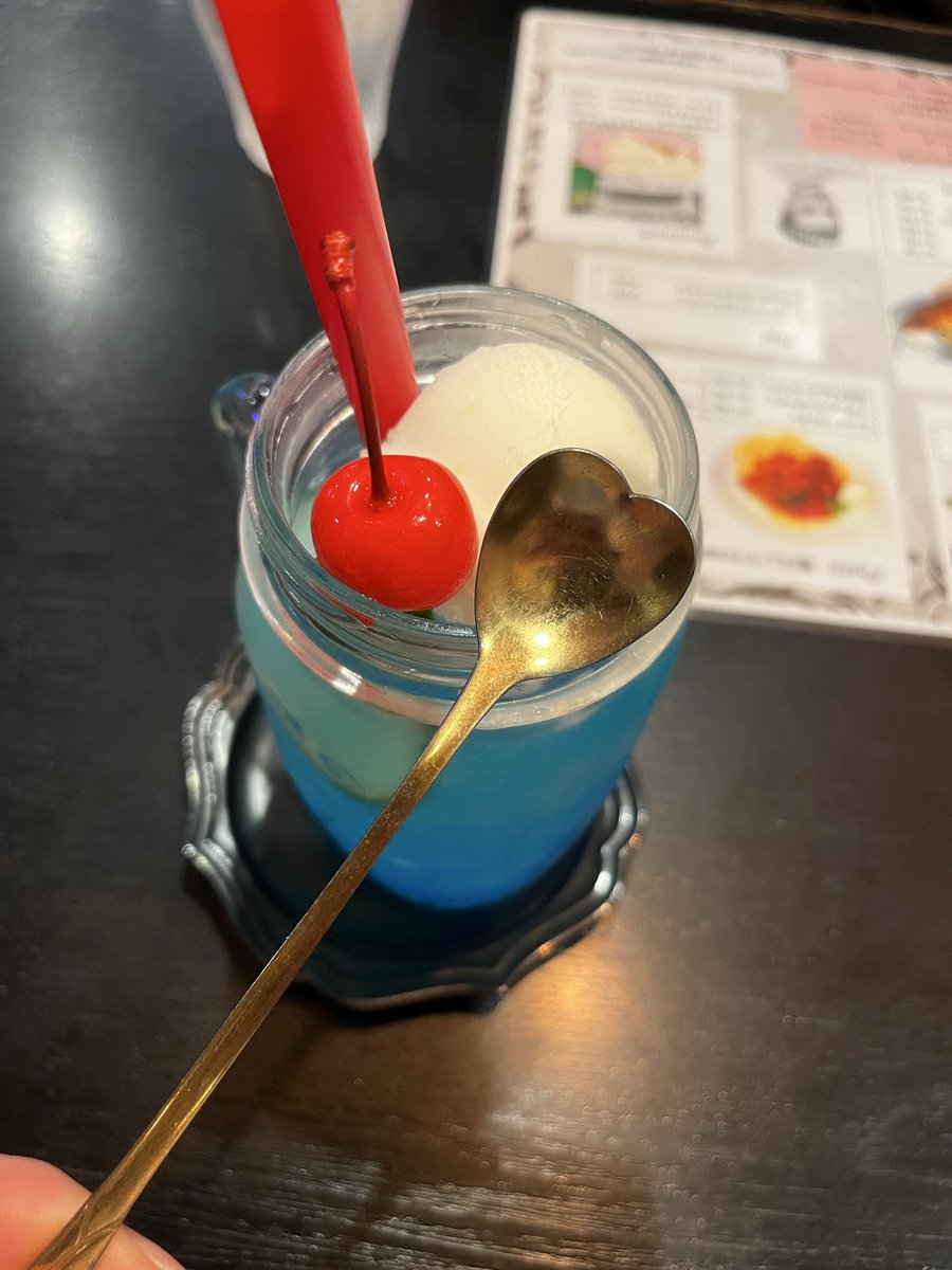 guide_el's tweet photo. ヘンゼルカフェ
強くなっちゃった！ブルーソーダー🩵
スプーンが♡のカタチ😆
癒される〜🥰 https://t.co/KZA37AhTu9
