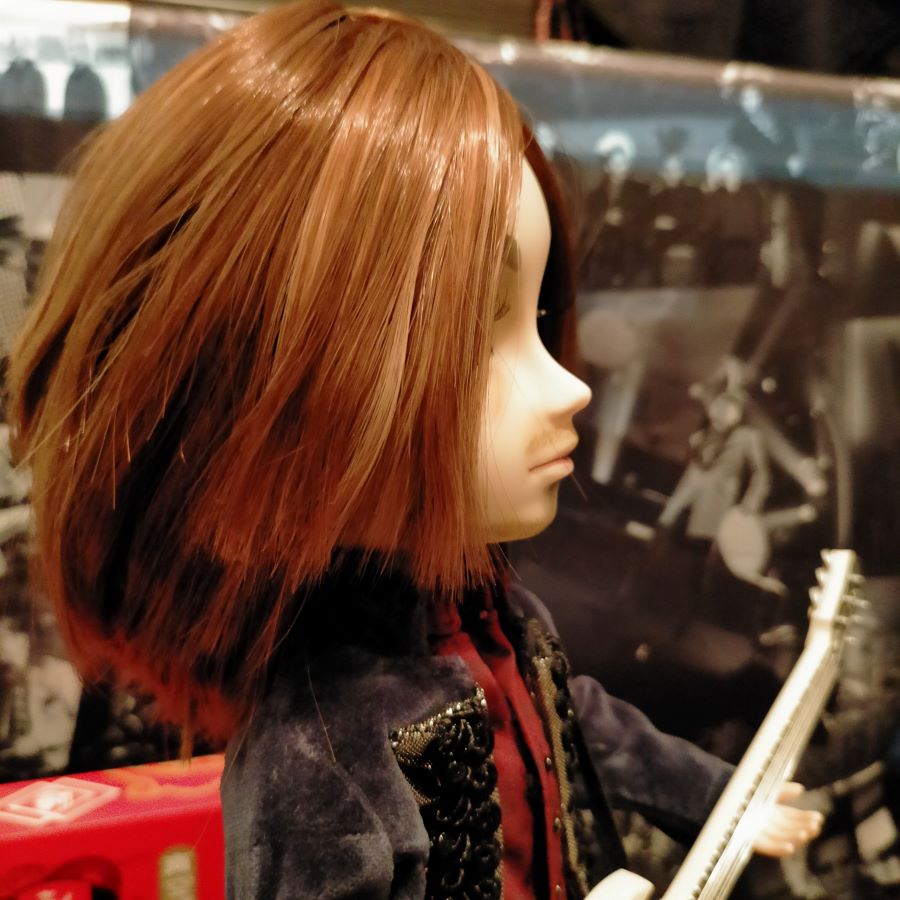 mori_ru's tweet photo. ということで、無事箱から救出することができまして、付属品を全て使用してまずは１曲弾いていただきました https://t.co/RulVPsT2Bb