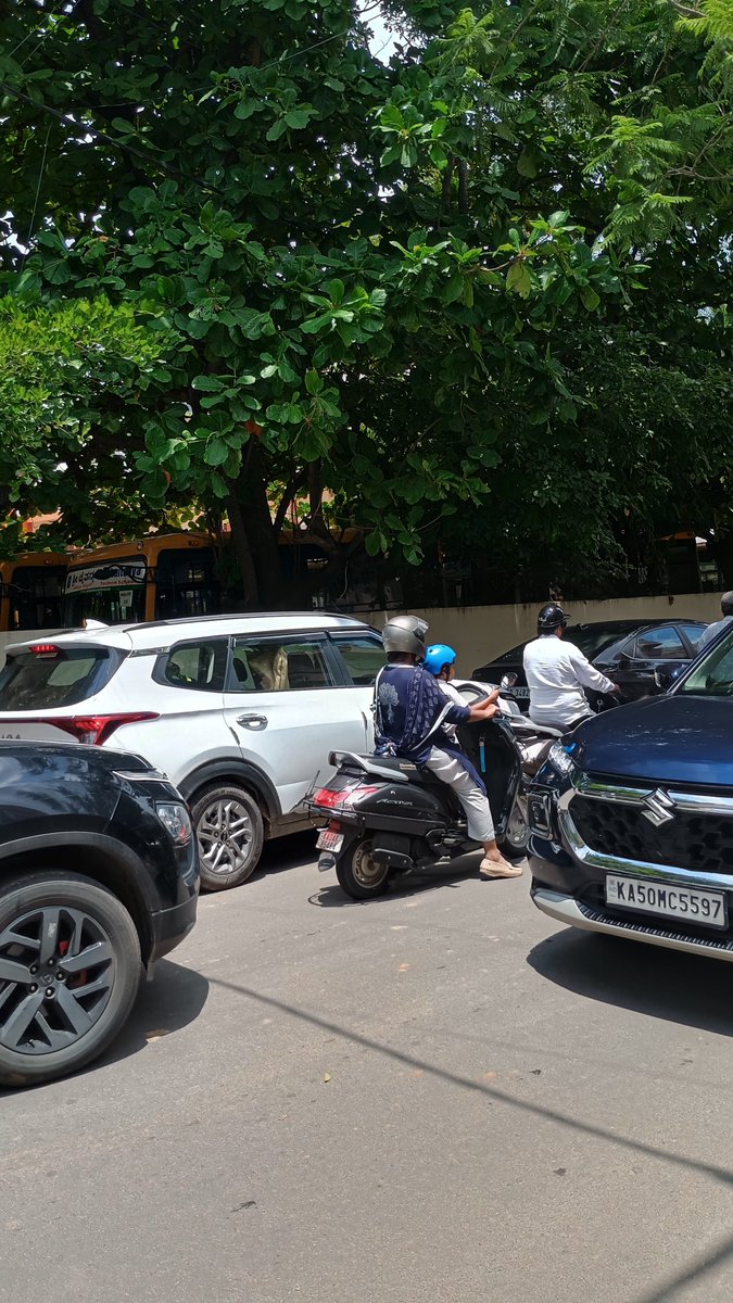 smarthari's tweet photo. Sri Chaitanya PU College, Ramachandrapura Road, Vidyaramyapura dont allow prents' vehicle inside their premises. Always gridlock in this area and minimum 3 road rages every due to this. Vehicles park just below no parking board

 @PoliceBangalore https://t.co/xo46qAtTWC