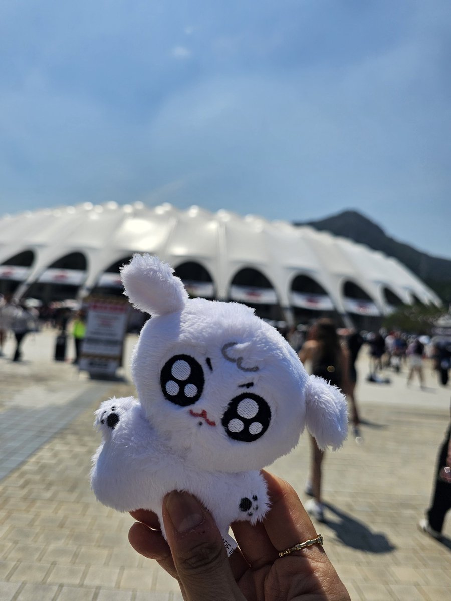 FloresceneJE's tweet photo. 부산콘... 시작부터 쉽지 않아 ㅜㅜ
#BTS_WORLDTOUR_ARIRANG
#BTS_WORLDTOUR_ARIRANG_BUSAN 
@BTS_twt https://t.co/vMGM2Yt2AA