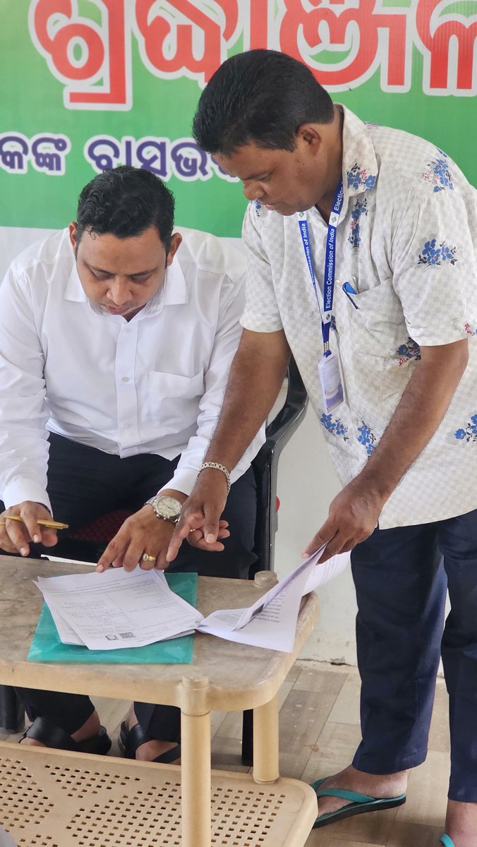 KatakaDM's tweet photo. As part of the SIR-2026 process, Election Functionaries handed over the Enumeration Form (EF) to the Hon'ble MLA, Banki, and received the duly filled-up form, demonstrating active participation in the electoral roll updation process. @OdishaCeo @ECISVEEP @IPR_Odisha
#SIR2026 #ElectoralRoll #BankiAC #VoterAwareness