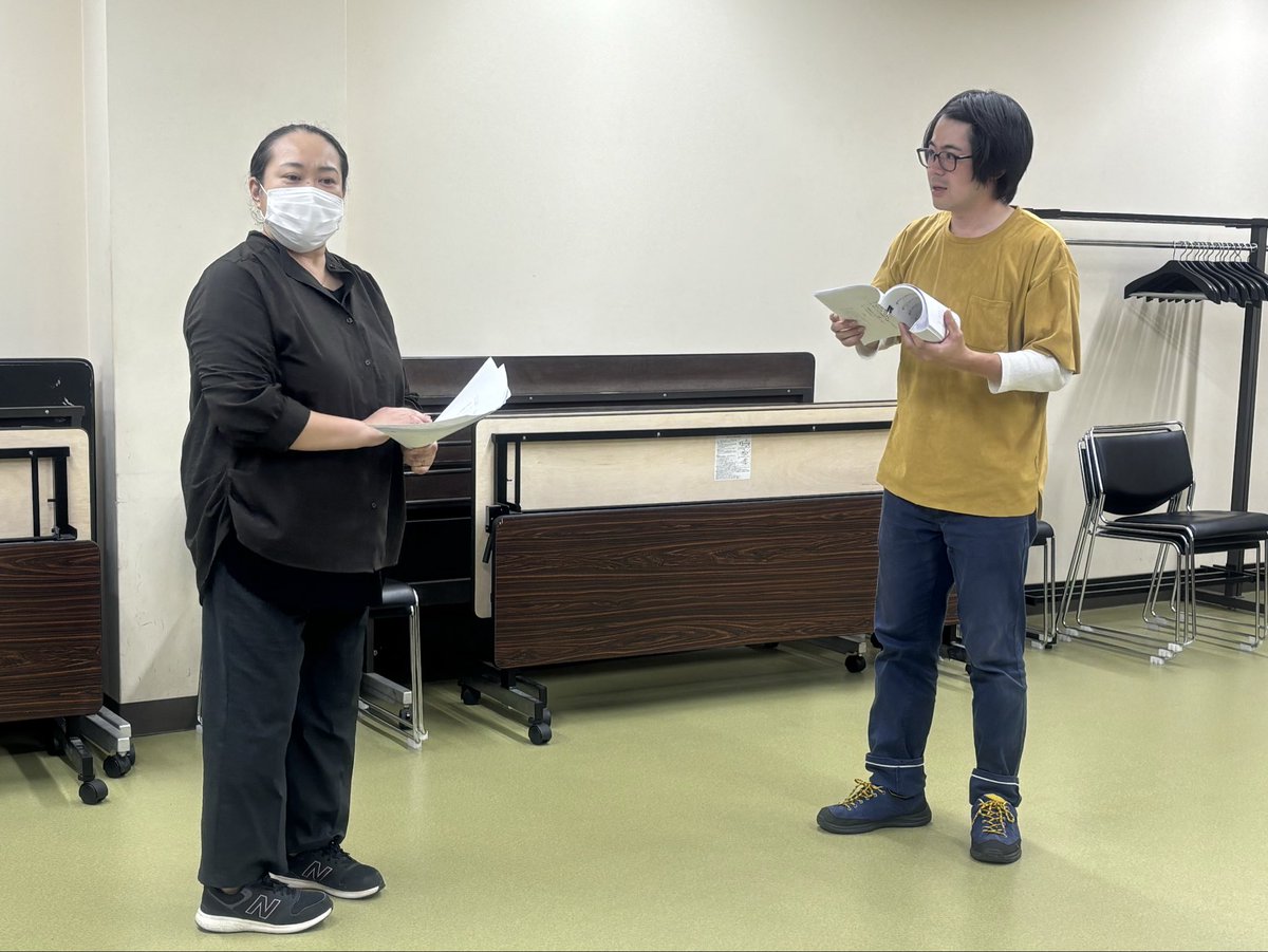 tokkuriza's tweet photo. 音響担当の河野さんが見守る中、なん
稽古。台本を持ちながら、なんとなく動いてみました。

#深川とっくり座 #丹青の持参金 #深川江戸資料館 #落語 #芝居 #演劇 #公演 #舞台 #役者 https://t.co/uLcKbFRfTr