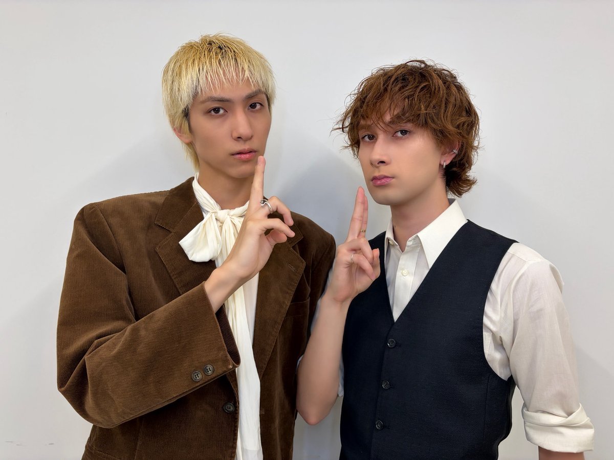 Supdra_staff's tweet photo. ／
Major 6th Single「Call Me Asap / NUMBER」
リリースイベント@埼玉：イオンモール浦和美園
＼

🔹 ［グループショット撮影会］座り位置はこちら！
⚠️ メンバーはハイチェアに着席する形となります。

🔹 メンバーのポーズはこちら！

A：アゲ⤴︎⤴︎ポーズ
B：ニンニン（忍者）ポーズ
C：くまパンダポーズ
D：おねんねポーズ

⚠️ お客さまのポーズは指定ございません。
⚠️ 撮影の際は、顔・体ともに正面をお向きください。

#SD_6thSG
#スパドラ #SUPERDRAGON