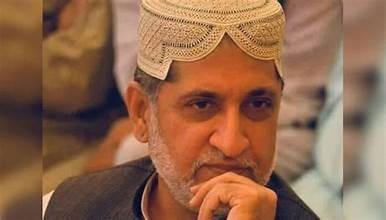 Zakirbaloch789's tweet photo. آج میں ایک بلوچ ہونے کے ناطے وہ سچ بولنے جا رہا ہوں جسے یہ جنگی منافع خور برسوں سے چھپانے کی کوشش کر رہے ہیں۔ ہم سب پوچھتے ہیں کہ ہمارا بلوچستان آج تک کیوں جل رہا ہے؟ ہمیں دہشت گردی سے چھٹکارا کیوں نہیں ملا؟
 جواب سادہ ہے: کیونکہ یہاں کچھ لوگ دہشت گردی کے سوداگر بنے بیٹھے ہیں۔ ایک طرف *BL معصوم لوگوں کو شہید کرتی ہے، ٹرینوں پر حملے کرتی ہے، کمیونیکیشن ٹاور جلاتی ہے، غریب مزدوروں کو اغوا کرتی ہے اور ہمارے پل اڑاتی ہے۔ لیکن مجال ہے جو ان 'رہنماؤں' کے منہ سے ایک لفظ بھی نکلے..