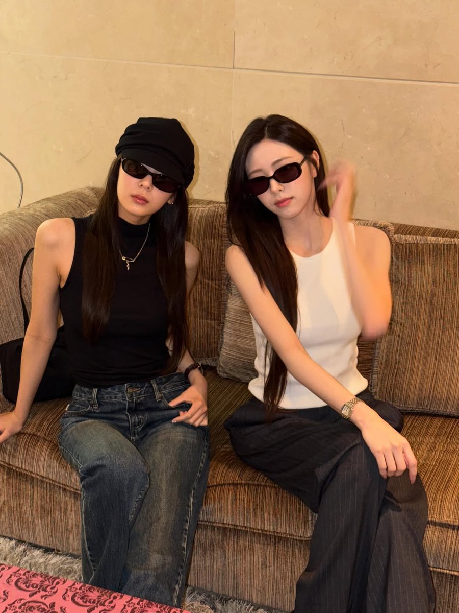 statsofshinyuna's tweet photo. [UPDATE]

#YUNA and Lia stun in the newly shared photos 💞 https://t.co/bUrPRlaxZ3