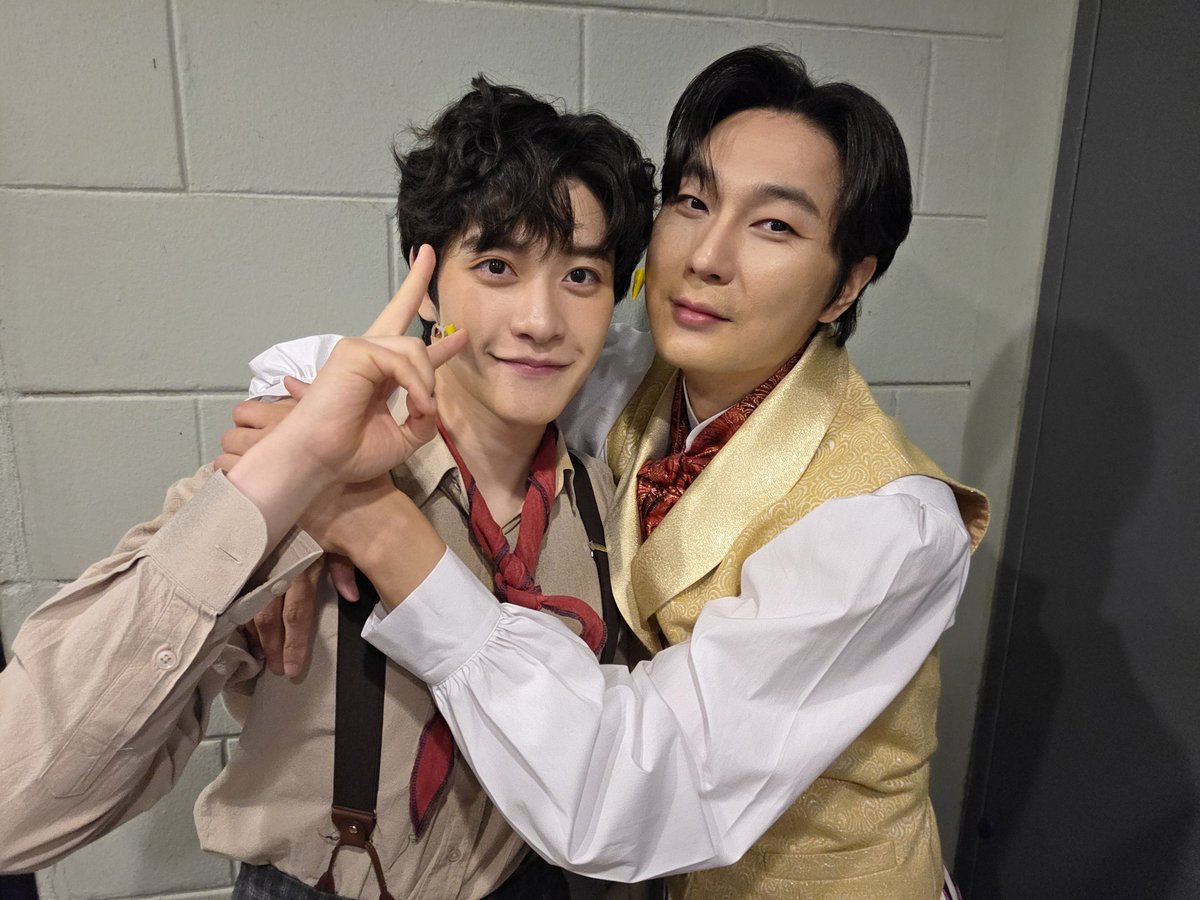 HONGcompany's tweet photo. #뮤지컬 #매드해터

🎩 다섯 번째 파이팅 콜, 페어 사진 공개

돌아온 뮤지컬 <매드해터> 다섯 번째 공연에 함께해주신 관객분들께 감사드립니다.
오늘의 페어 #홍기범 #조성윤 배우의 사진과 파이팅 콜 영상을 공개합니다.

-
2026.6.9-8.30
TOM 1관 https://t.co/8r0MUXWAPF
