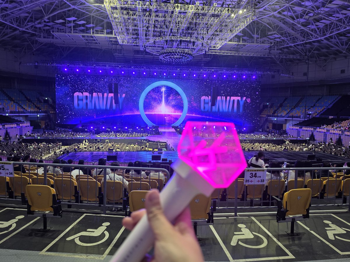 Hal_Ming's tweet photo. 중력에 이끌려🥥🍒🌌 
R석 시야👍 응원법도 익혔고 자첫 기대기대😂 https://t.co/hYWTK9P3r6