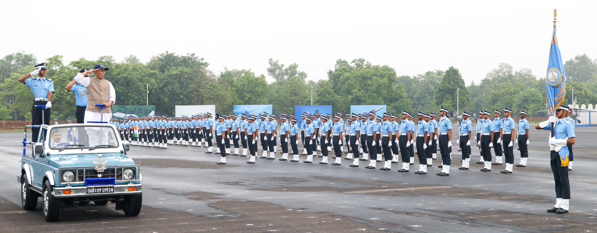 SpokespersonMoD's tweet photo. Raksha Mantri Shri @rajnathsingh reviewed the Combined Graduation Parade of the 217th Course at the Air Force Academy, Dundigal, where 231 Flight Cadets were commissioned into the Indian Air Force.

Congratulating the newly commissioned officers, he urged them to remain vigilant to emerging challenges and continuously adapt, adopt and modify futuristic technologies and strategies to gain a decisive edge. He reaffirmed that the Indian Air Force continues to serve as both the shield and the sword of the nation.

Read here: https://t.co/9NoXAZs1VY