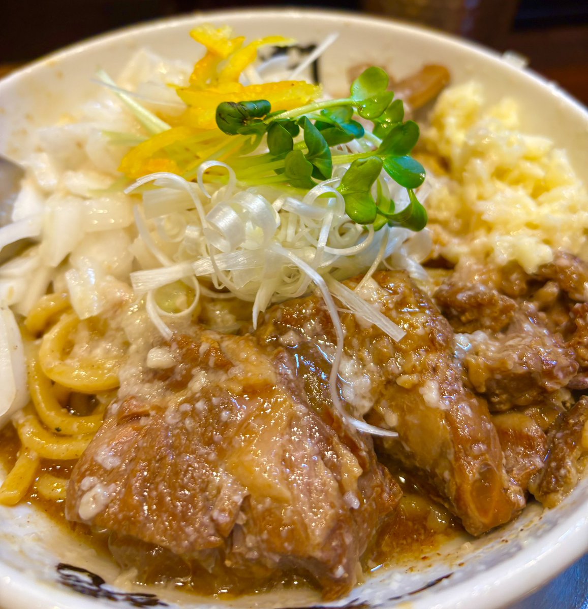 naccle's tweet photo. ラーメン潤@亀戸
油そば　柚子皮＋ニンニクトッピング
給油は月一に必要な行動である。 https://t.co/XKd35lbAg3