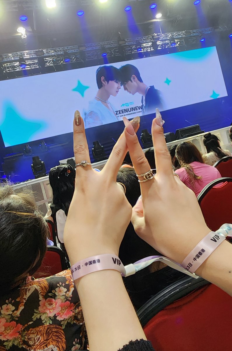 ZN_0108_LV's tweet photo. ไปดูงานประกาศรางวัล K-pop ที่ไทย แต่ดันโดนหนุ่มไทยตกเฉยเลย 55555 กลับเกาหลีมานั่งส่องคลิปซีนุนิวอยู่ตั้ง 6 เดือน สุดท้ายก็ได้เจอกันอีกทีในฐานะแฟนคลับตัวจริงที่คอนเสิร์ตฮ่องกงเมื่อเดือนกรกฎาคมปี 2024 ,,ᴗ ̫ ᴗ,, ตั้งแต่เริ่มชอบซีนุนิวนะ K-pop นี่แทบไม่ได้ดูเลยอ่ะ 55555 เพื่อน ๆ ที่ติ่ง K-pop ด้วยกันมานานจนเห็นทุกช่วงชีวิตการติ่งของเราบอกว่า "ช่วงนี้แกดูมีความสุขที่สุดแล้ว" เอาจริงป่ะ เกาหลีกับไทยก็ไม่ได้ใกล้กันเลย งานก็ยุ่ง จะตามไปดูตามตารางงานก็ไม่ใช่เรื่องง่าย แต่แค่ได้คอยซัพพอร์ต ได้ดูผลงานเพลง การเต้น การแสดง แล้วก็กิจกรรมต่าง ๆ ของซีนุนิวแบบเรียลไทม์จากที่ไกล ๆ แค่นี้ก็มีความสุขมากแล้วอ่ะ เค้าว่าการติ่งใครสักคนก็เหมือนอุบัติเหตุ อยู่ ๆ ก็เกิดขึ้นแบบไม่ทันตั้งตัว ซึ่งมันจริงมากกก ไม่เคยคิดไม่เคยฝันเหมือนกันว่าวันนึงตัวเองจะกลายมาเป็นอินเตอร์แฟนเพราะซีนุนิว 5555(🔒 เมื่อก่อนแฟนคลับต่างชาติชอบบอกว่าอิจฉาที่เราเป็นคนเกาหลี ได้อยู่ประเทศเดียวกับศิลปินที่ชอบ แต่ตอนนี้กลายเป็นเราซะเองที่ไปบอกแฟนไทยว่า "อิจฉาคนไทยจัง ได้อยู่ประเทศเดียวกับซีนุนิว" 55554255( っ °､｡)っ)ยังไงตอนนี้ก็มีความสุขมาก ๆ เลย แล้วก็จะคอยซัพพอร์ตและเชียร์ซีนุนิวแบบนี้ไปเรื่อย ๆ น้าาาᴗ͈ˬᴗ͈🫶🏻