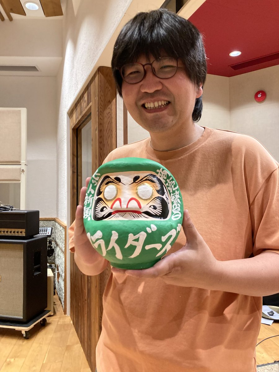 MinminNimnim's tweet photo. 本日、明日と高崎のTAGOスタジオにて、
フライダーズのレコーディングです！
高崎の工芸品のダルマ、フライダーズって書いて下さって！すごい‼️
ありがとうございます😆

本物のハモンド初めて弾かせて��ただきましたが感動もんです…🥹
#TAGOSTUDIO https://t.co/aPEk3DkEAL