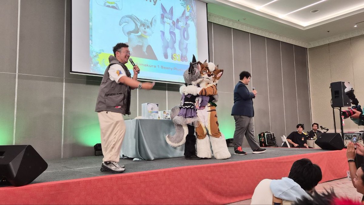 ScodreyS's tweet photo. Got found by @silverfire1014 at 500 Cafe and then also the one winning the Seany Plushie in my Siampaws Raffle~
Thanks for many hugs and hope you like the little me~
Hope to meet again in the future~
📸: @/NyaanMorris https://t.co/TBJzzREdRz