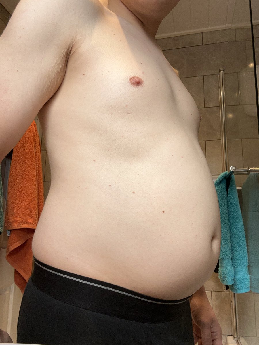 RoundBlueFox's tweet photo. Yea, kinda insane what you can gain in such a short span of time. Considering I’m stuffed in the first pic and empty in the second… I swear there’s a visible difference. https://t.co/e2xnlA7Jox