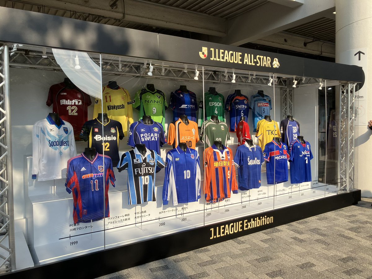 Jリーグに加盟した順に各チームの初代ユニフォームが展示してある 93年