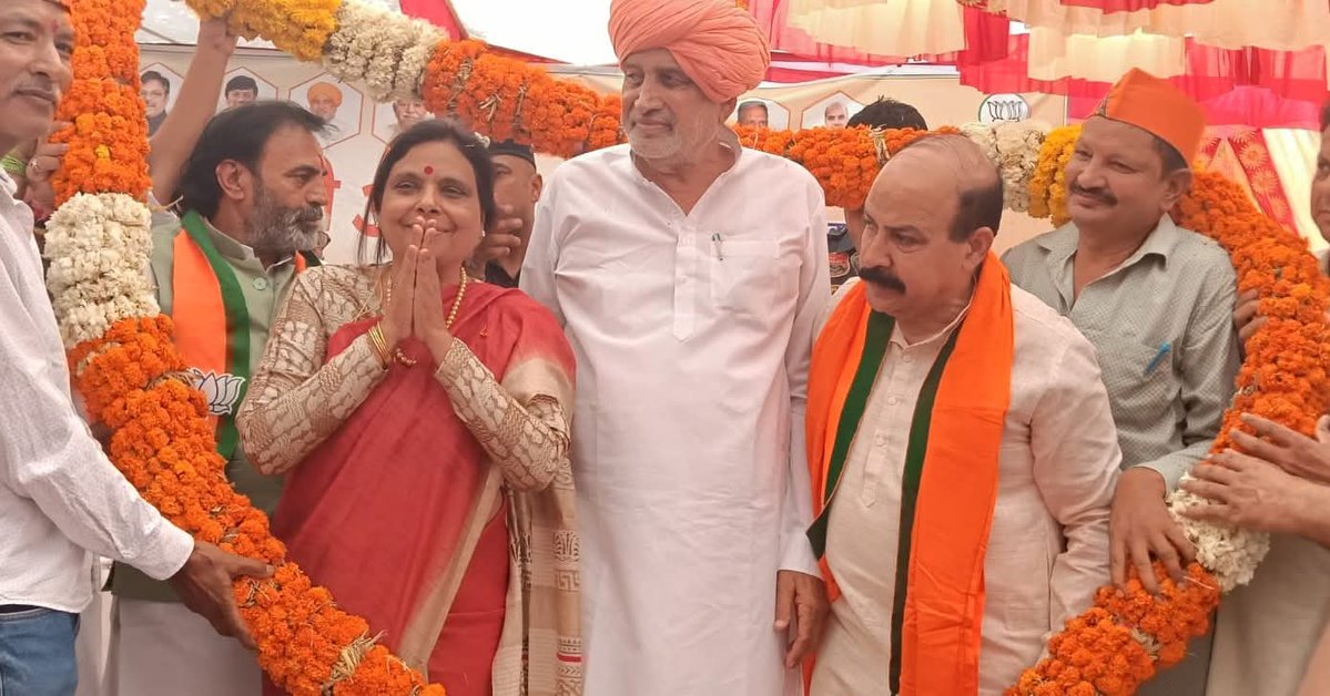 BJP4Haryana's tweet photo. यमुनानगर में उत्तराखंड समाज द्वारा किए गए आत्मीय स्वागत एवं सम्मान के लिए प्रदेश अध्यक्ष डॉ. अर्चना गुप्ता जी ने सभी सम्मानित सदस्यों का हृदय से आभार व्यक्त किया। 

उन्होंने कहा कि समाज का स्नेह, विश्वास एवं अपनत्व जनसेवा के संकल्प को और अधिक मजबूती प्रदान करता है। वरिष्ठजनों, मातृशक्ति एवं युवा साथियों का यह स्नेह समाजहित, जनकल्याण एवं विकसित हरियाणा के संकल्प को नई ऊर्जा देता है।

इस अवसर पर टीम हरियाणा के मंत्री श्री श्याम सिंह राणा जी एवं जिला अध्यक्ष श्री राजेश सपरा जी भी उपस्थित रहे।

@bjparchanagupta