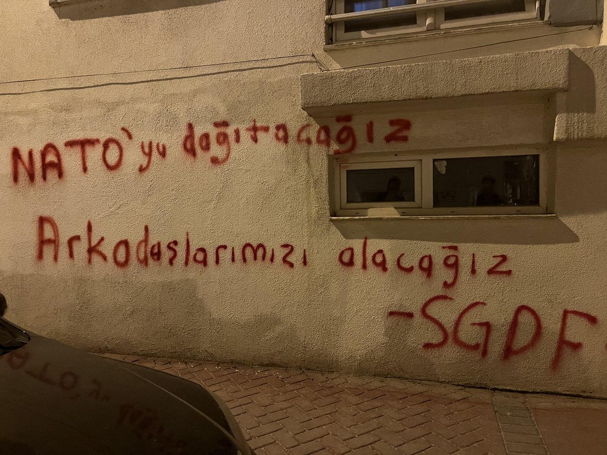 sgdfiletisim11's tweet photo. Eskişehir |

NATO’ya geçit vermeyeceğiz, emperyalistlere bu topraklarda huzur yok diyen yoldaşlarımız hâlâ gözaltında.

Yoldaşlarımızı alacağız, NATO’ya bu topraklarda toplantı yaptırmayacağız. https://t.co/622ZEgpJ7j