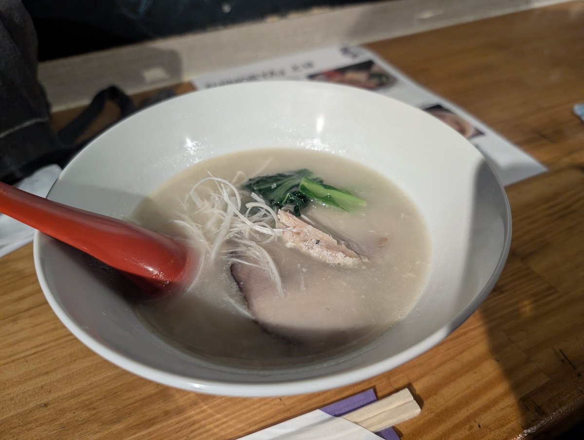 beadyeye777's tweet photo. 太陽と月灯りにてヒノエさんのラーメンを食べにいきました。

素材本来の旨味、そしてタイツキの鶏肉も柔らかくてとても美味でした。 https://t.co/h1DiL8mVCX