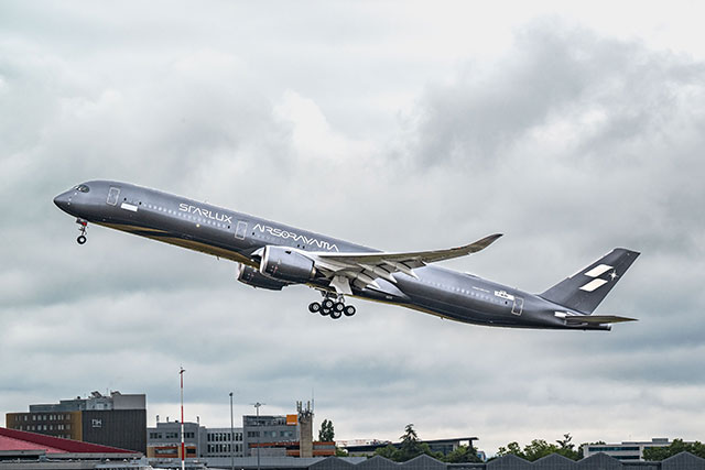 Aviation_Wire's tweet photo. スターラックス航空、銀メタ「AIRSORAYAMA」初飛行　空山基コラボA350、7月受領へ 
https://t.co/nOpz2vNxgR https://t.co/hktWEVLNND