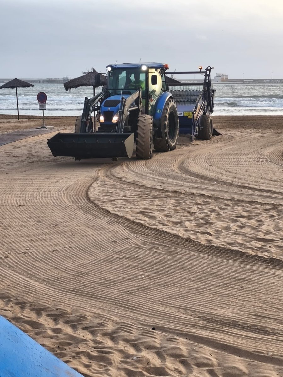 GobiernoMelilla's tweet photo. La Consejería de Medio Ambiente que dirige @danielventurari ha efectuado a primera hora de la mañana una profunda limpieza de la arena de las playas empleando maquinaria pesada. https://t.co/Pl2tTC4oLy