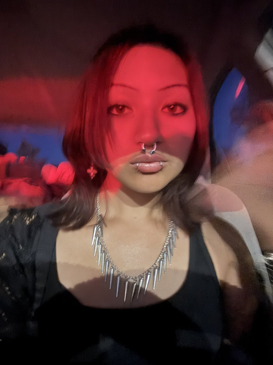 spicycatqueen's tweet photo. RED LIGHT 🚥 https://t.co/BkTFY1pd9g