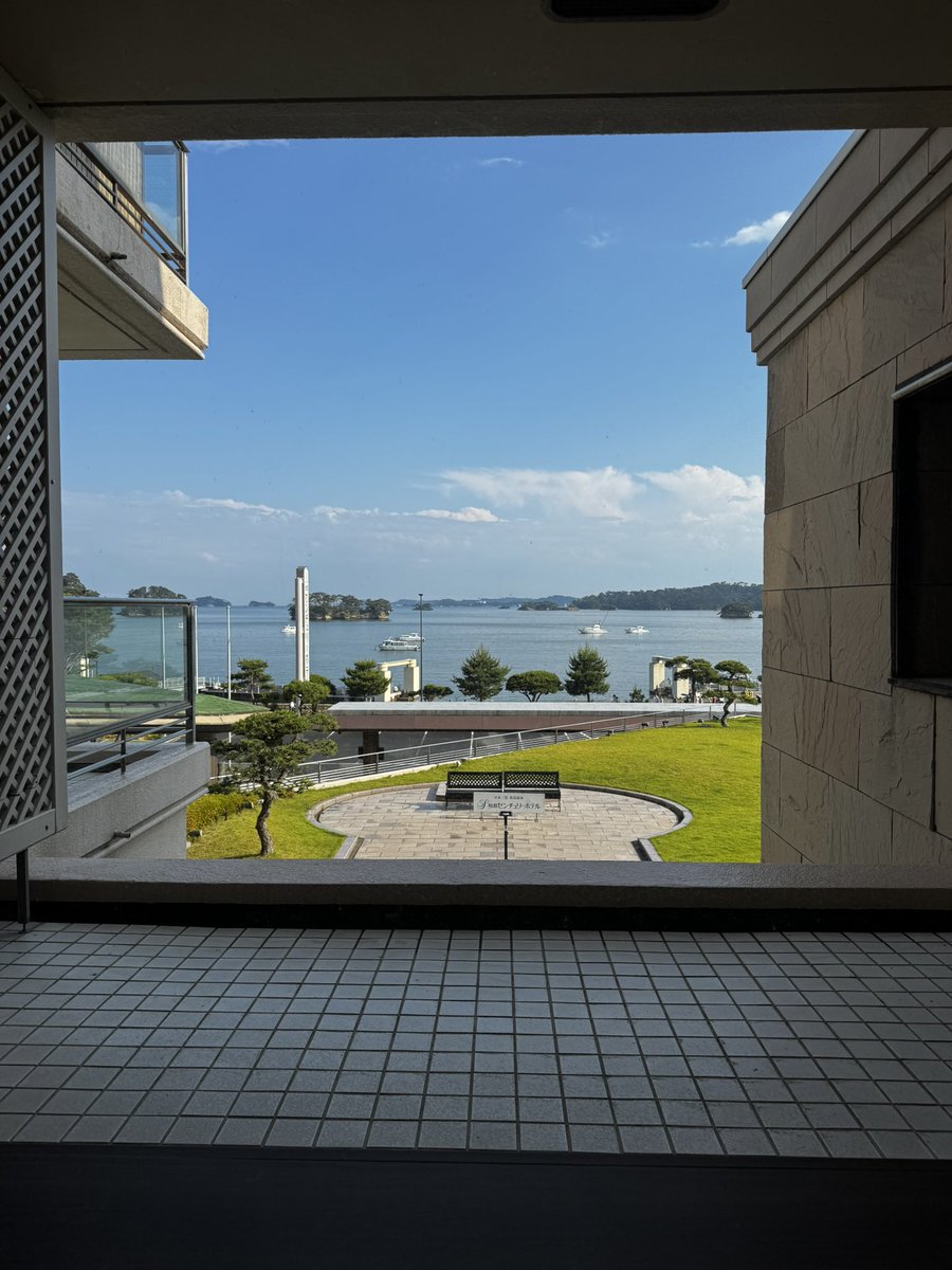 Rvu6gZ's tweet photo. 本日の宿

温泉の泉質は良いけどいかんせん露天風呂はどうにかならんのか
目の前の道路から丸見えだぞ https://t.co/FHUdIzyEyF